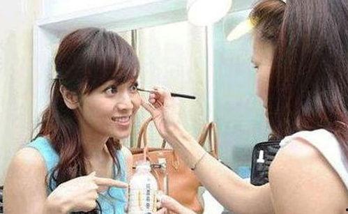 娱乐吃瓜酱化妆,变身时尚达人!  第2张 娱乐吃瓜酱化妆,变身时尚达人!  第2张