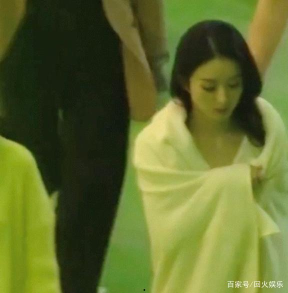 娱乐吃瓜美女复工,休闲装扮展现好身材，网友热议复工喜悦”