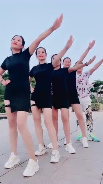 娱乐吃瓜美女复工,休闲装扮展现好身材,网友热议复工喜悦” 第2张 娱乐吃瓜美女复工,休闲装扮展现好身材,网友热议复工喜悦” 第2张