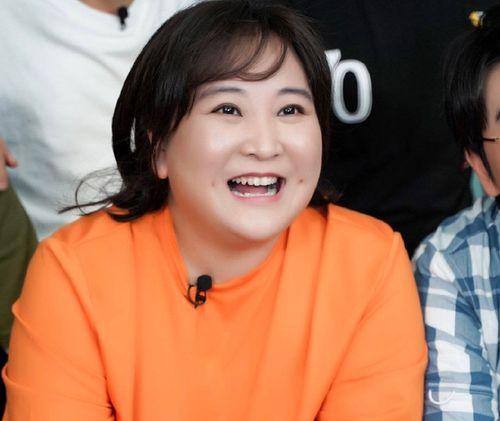 娱乐吃瓜贾玲,娱乐界的“吃瓜女王”,笑料百出的人生 第2张 娱乐吃瓜贾玲,娱乐界的“吃瓜女王”,笑料百出的人生 第2张