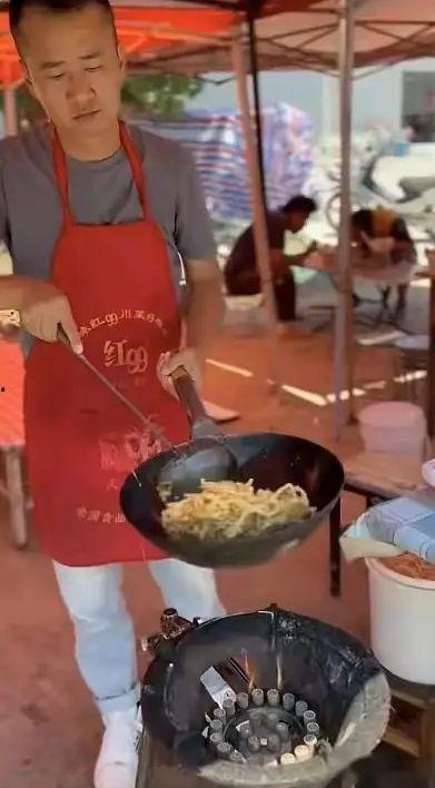 娱乐吃瓜酱摆摊,娱乐吃瓜酱的美食传奇 第2张 娱乐吃瓜酱摆摊,娱乐吃瓜酱的美食传奇 第2张