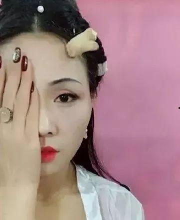 娱乐吃瓜女星化妆,揭秘化妆术背后的秘密 第3张 娱乐吃瓜女星化妆,揭秘化妆术背后的秘密 第3张
